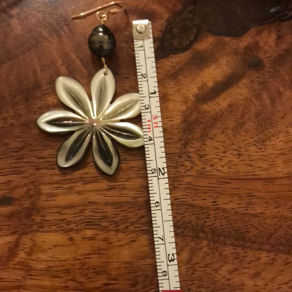 Tahitian pearl earrings with mother of pearl - Picture 3 of 3